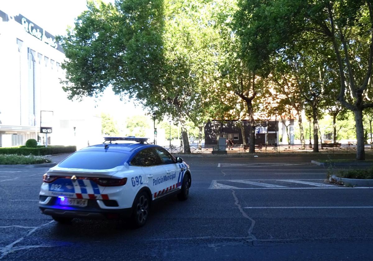 Una patrulla de la Policía Municipal se dirige a la plaza de Juan de Austria en la mañana de este sábado.