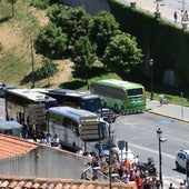 Autobuses de turistas en la parte alta de la avenida Vía Roma.