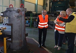 El CEO de Inmpa, Miguel Sagredo, a la derecha, da explicaciones a la consejera durante la visita.