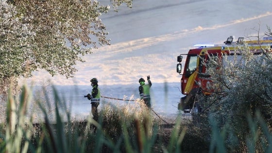 Labores de extinción en los terrenos incendiados en Castrodeza.