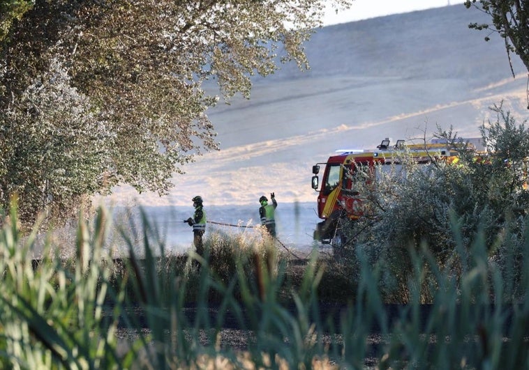 Labores de extinción en los terrenos incendiados en Castrodeza.