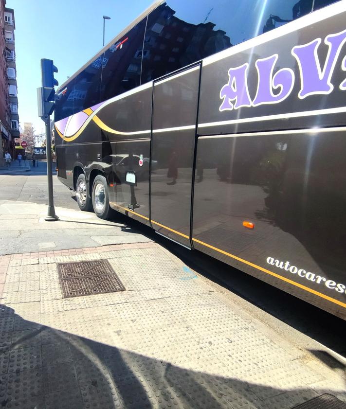 Imagen secundaria 2 - El bus inicia el giro desde el carril central, que es el que debería seguir recto por Puente Colgante. Invade el carril interior para embocar la calle y acaba por subirse a la acera de la vía de servicio.