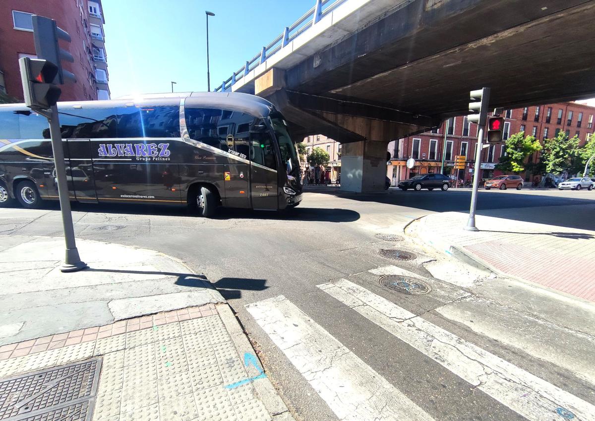 Imagen secundaria 1 - El bus inicia el giro desde el carril central, que es el que debería seguir recto por Puente Colgante. Invade el carril interior para embocar la calle y acaba por subirse a la acera de la vía de servicio.