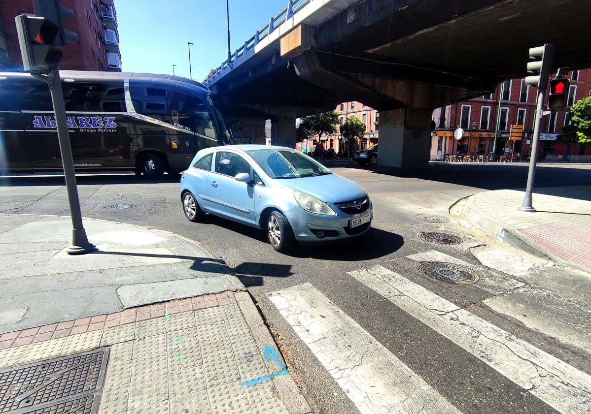 Imagen principal - El bus inicia el giro desde el carril central, que es el que debería seguir recto por Puente Colgante. Invade el carril interior para embocar la calle y acaba por subirse a la acera de la vía de servicio.