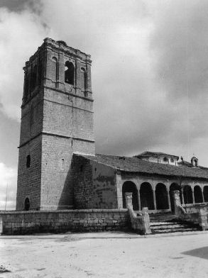 La iglesia de San Ginés, edificio del siglo XVI de estilo renacentista realizada en piedra y tapial. Imagen de 1985.