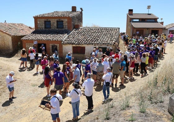 Asistentes a la fiesta guardan cola para tomar una de las tapas.