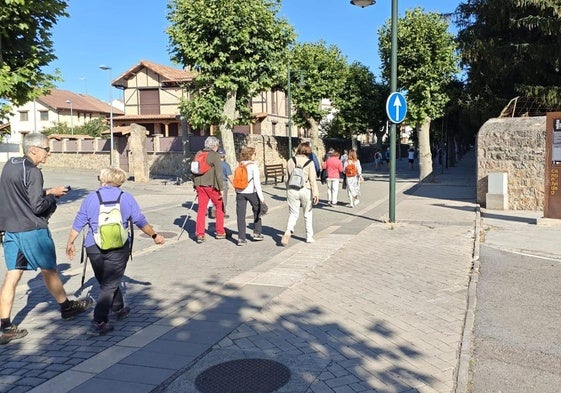 Participantes en la marcha jacobea entre Aguilar y Salinas.