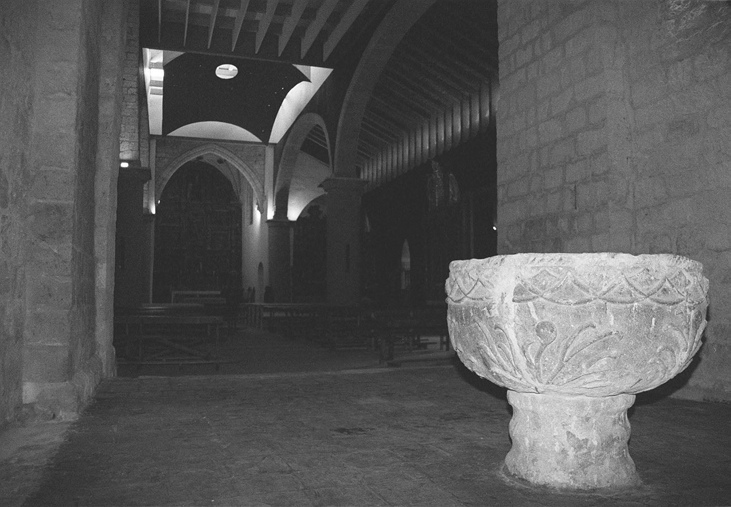 Interior de la iglesia de San Ginés de Villabrágima con la pila bautismal de piedra en primer término. 26 de abril de 1999.