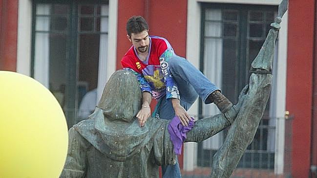 ¿Qué se coloca en el cuello de la estatua del conde Ansúrez al comenzar las fiestas de Valladolid? 