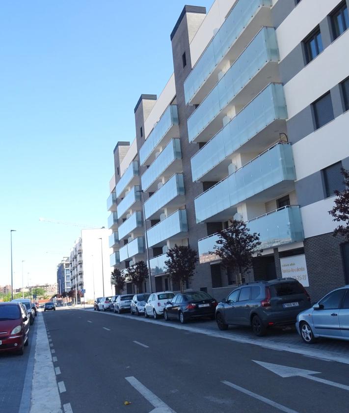 Imagen secundaria 2 - Arriba, una vecina de Delicias, junto a su nieto, vigila a otro nieto de menor edad en el parque central de los terrenos de Artillería. Debajo, a la izquierda, el bloque en rehabilitación del lado del cuartel Conde Ansúrez que ocupará la Escuela Superior de Diseño. A la derecha, el primer edificio habitado del barrio (el residencial Artillería I).