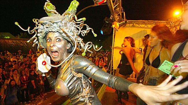 ¿Con qué nombre se celebró el primer año la cabalgata de carrozas, dj's y gogós que recorría la ciudad a principios del siglo XXI en las fiestas de Valladolid? 