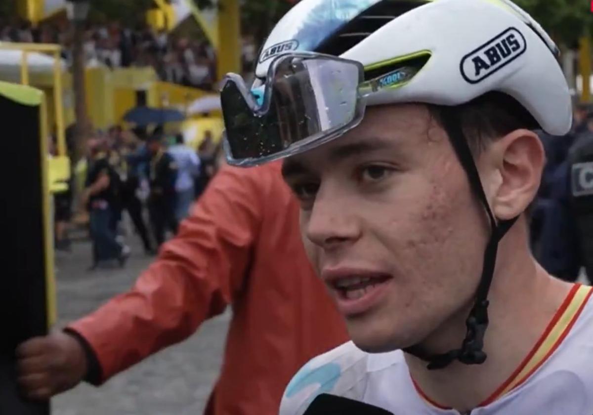 Iván Romeo atiende a la prensa este domingo al término del Tour de Francia.