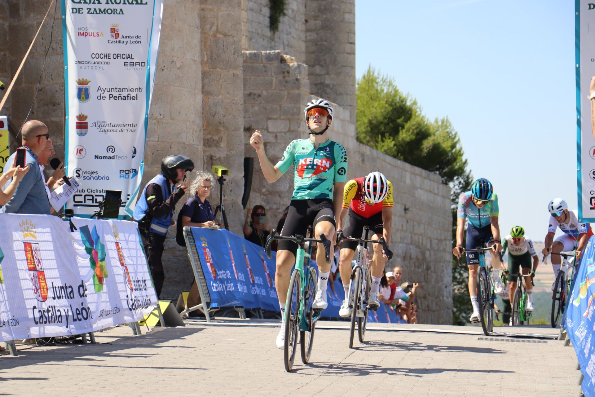Etxeberria celebra el triunfo en Peñafiel por delante de Herrada y Scaroni.