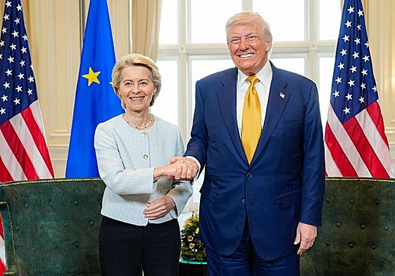 La presidenta de la Comisión Europea, Ursula von der Leyen y Donald Trump este domingo.