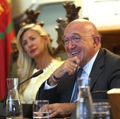 Jesús Julio Carnero, alcalde de Valladolid, sonríe al principio del Pleno de hoy.