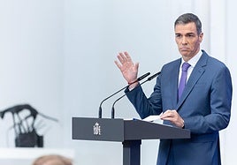 El presidente del Gobierno, Pedro Sánchez, comparece ayer ante los medios de comunicación para hacer balance del curso político.