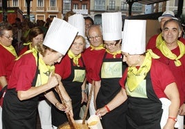Miembros de la peña Mayores en Marcha, impulsada en 2009, preparan sopas de ajo durante las fiestas.