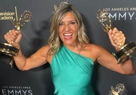 Amaya Pinto Fernández posa con los dos galardones obtenidos este 26 de julio en Los Ángeles.