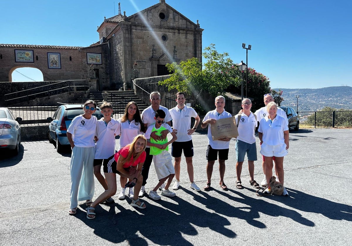 Los atletas riosecanos junto al santuario de la Virgen del Puerto en Plasencia