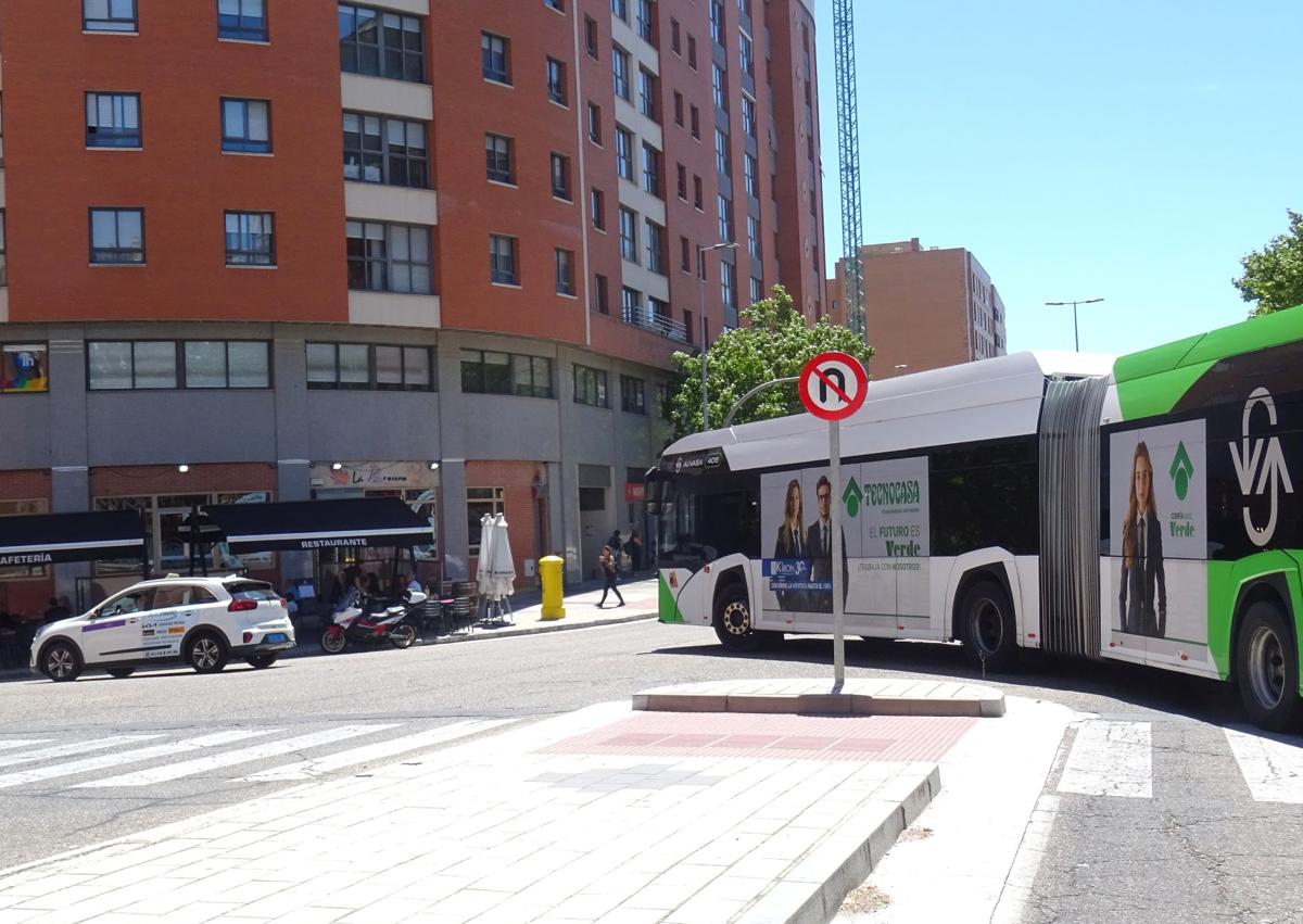 Imagen secundaria 1 - Arriba, el tramo cortado de José Garrote Tebar. Debajo, a la izquierda, un autobús gira hacia Amadeo Arias y detalle (derecha) de uno de los carteles que advierten del corte.