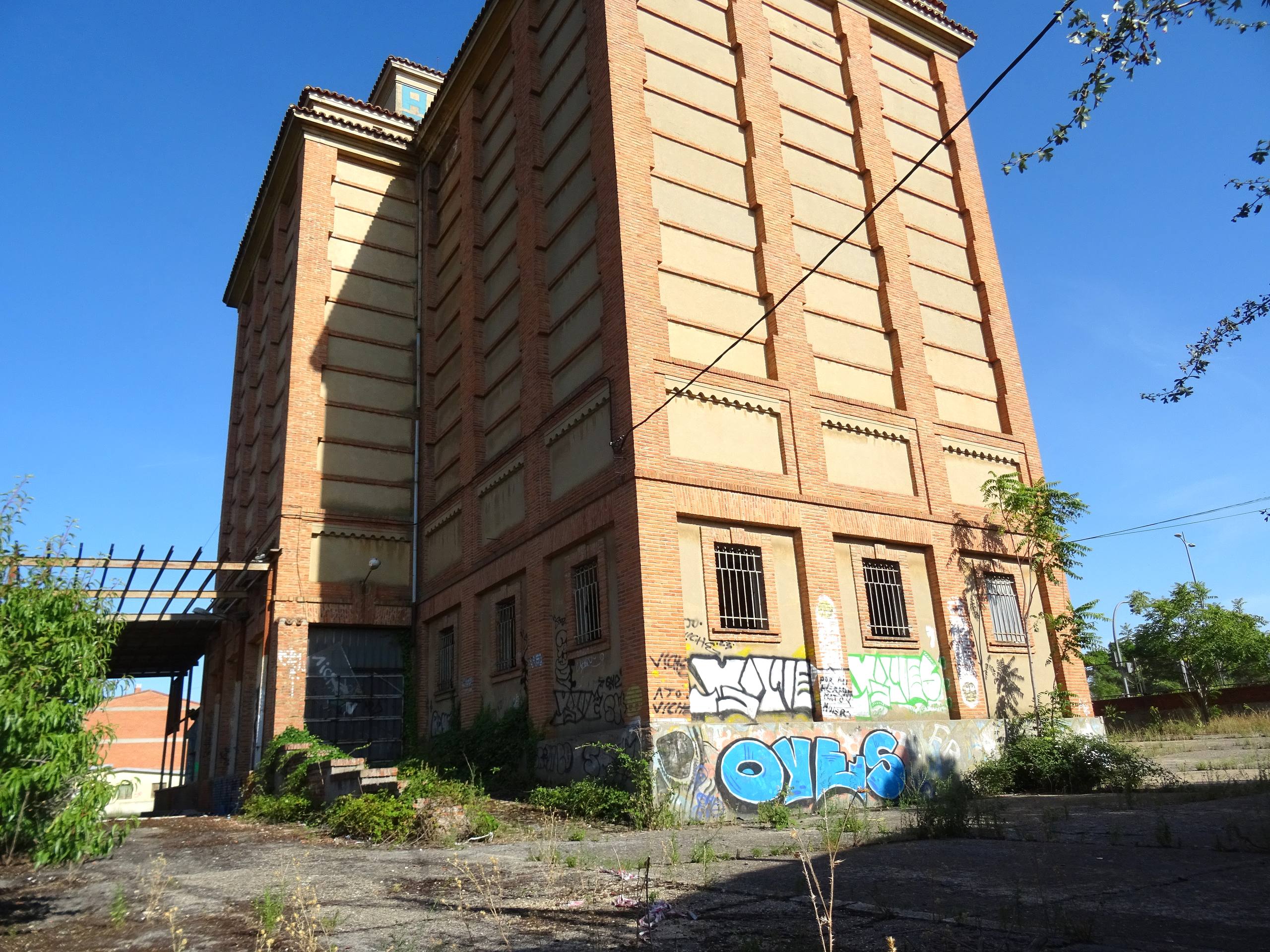 El estado del silo abandonado de la avenida de Gijón, en imágenes