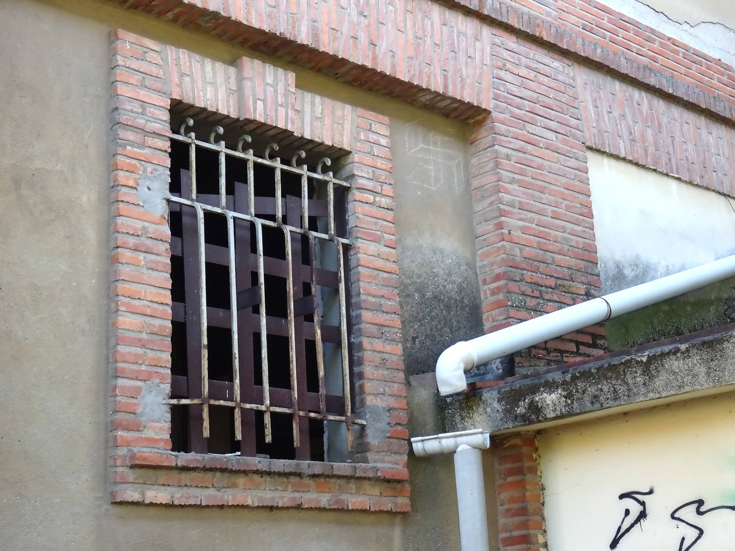 El estado del silo abandonado de la avenida de Gijón, en imágenes