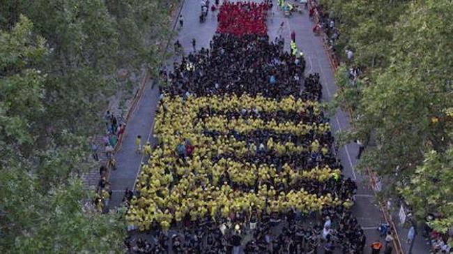 ¿Cuántas personas se congregaron para formar una botella de vino humana por ser Valladolid la capital mundial del vino? 