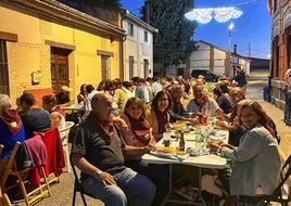 Vecinos de Fuente Olmedo cenan todos juntos durante las fiestas de Santa Brígida.