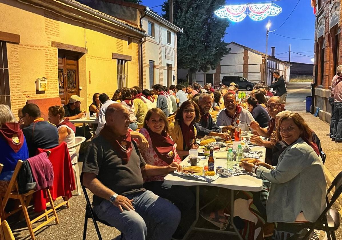 Vecinos de Fuente Olmedo cenan todos juntos durante las fiestas de Santa Brígida.