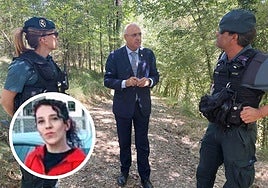El subdelegado del Gobierno, Jacinto Canales, este lunes con la Guardia Civil en Peñafiel. En el círculo, la desaparecida, Noemí Borja.