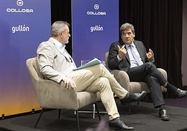 El gobernador del Banco de España, José Luis Escrivá, conversa con el director de El Norte, Ángel Ortiz, en el Foro Económico.