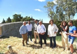 Visita a las obras de recuperación del puente de Villaumbrales.