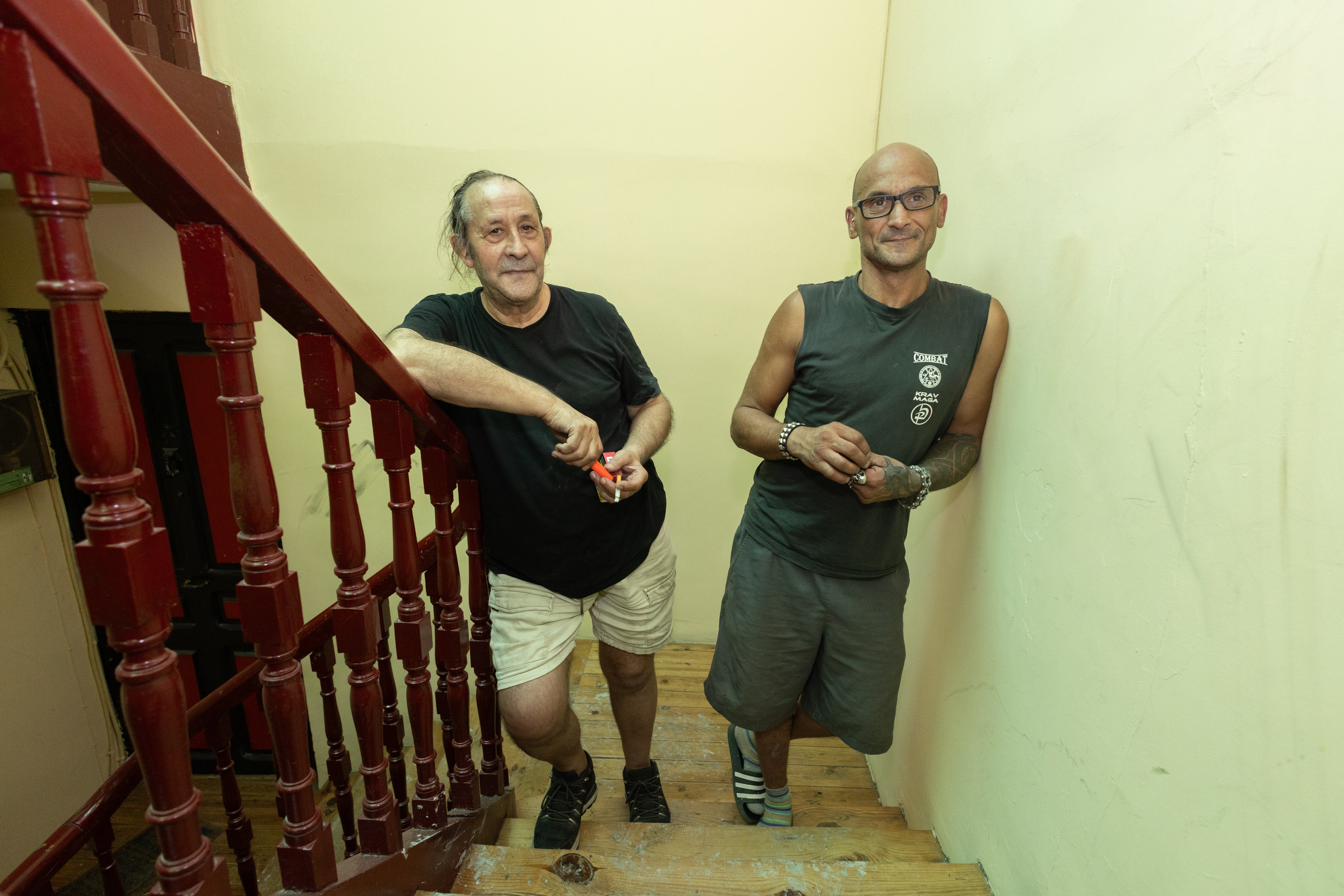 Imagen secundaria 1 - Intervención de los Bomberos y Policía este lunes por la mañana en la calle San José. Abajo a la izquierda, José Luis Arranz y Luis Miguel Jiménez, residentes en los número 9 y 7, respectivamente.