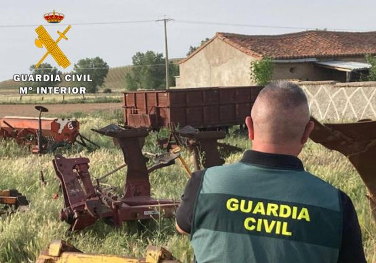 Un agente de la Guardia Civil supervisa una explotación agrícola.