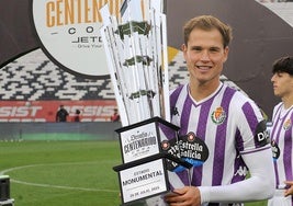 Latasa sostiene el trofeo conquistado en tierras chilenas.