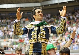 Morenito de Aranda sale a hombros en uno de sus últimos festejos.