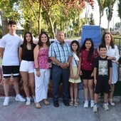 Ángel Pérez Dimas posa frente a los murales junto con sus alumnos, la alcaldesa y algunos vecios de Zarzuela del Monte.