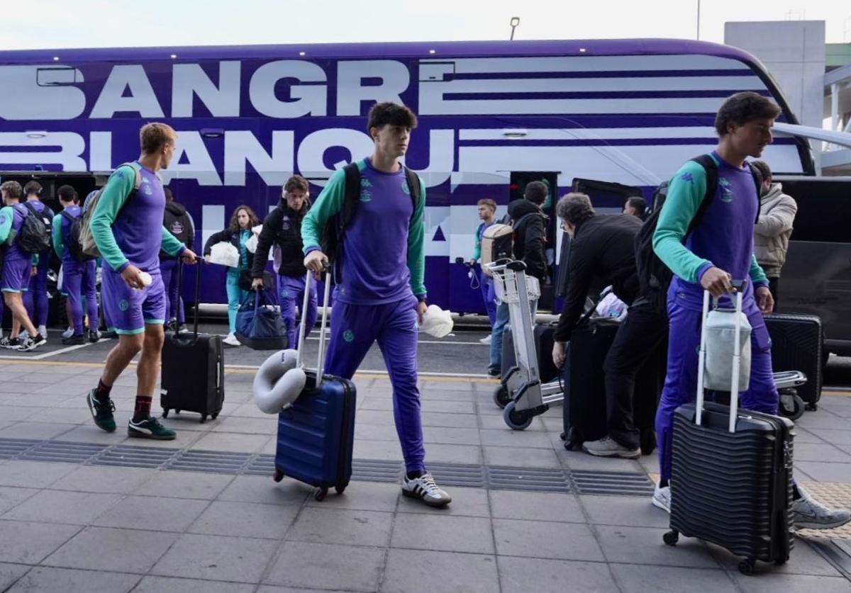 La expedición blanquivioleta, en el aeropuerto de Santiago de Chile este lunes.