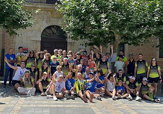 Participantes en el reto y vecinos, a su llegada a la Plaza Mayor de Carrión, este pasado domingo.
