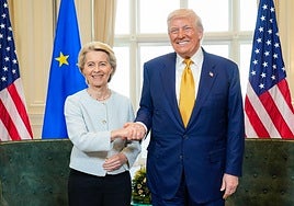La presidenta de la Comisión Europea, Ursula von der Leyen, estrecha la mano de Donald Trump este domingo tras alcanzar un acuerdo sobre aranceles en Turnberry (Reino Unido).