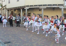 El paloteo es una de las señas de identidad de Ampudia.