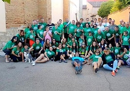 Miembros de la Asociación en el tradicional pasacalles festivo.