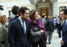 Eduardo Carazo, junto a Mercedes Cantalapiedra y Tomás Cabezón, el día de la constitución del Congreso en 2023.