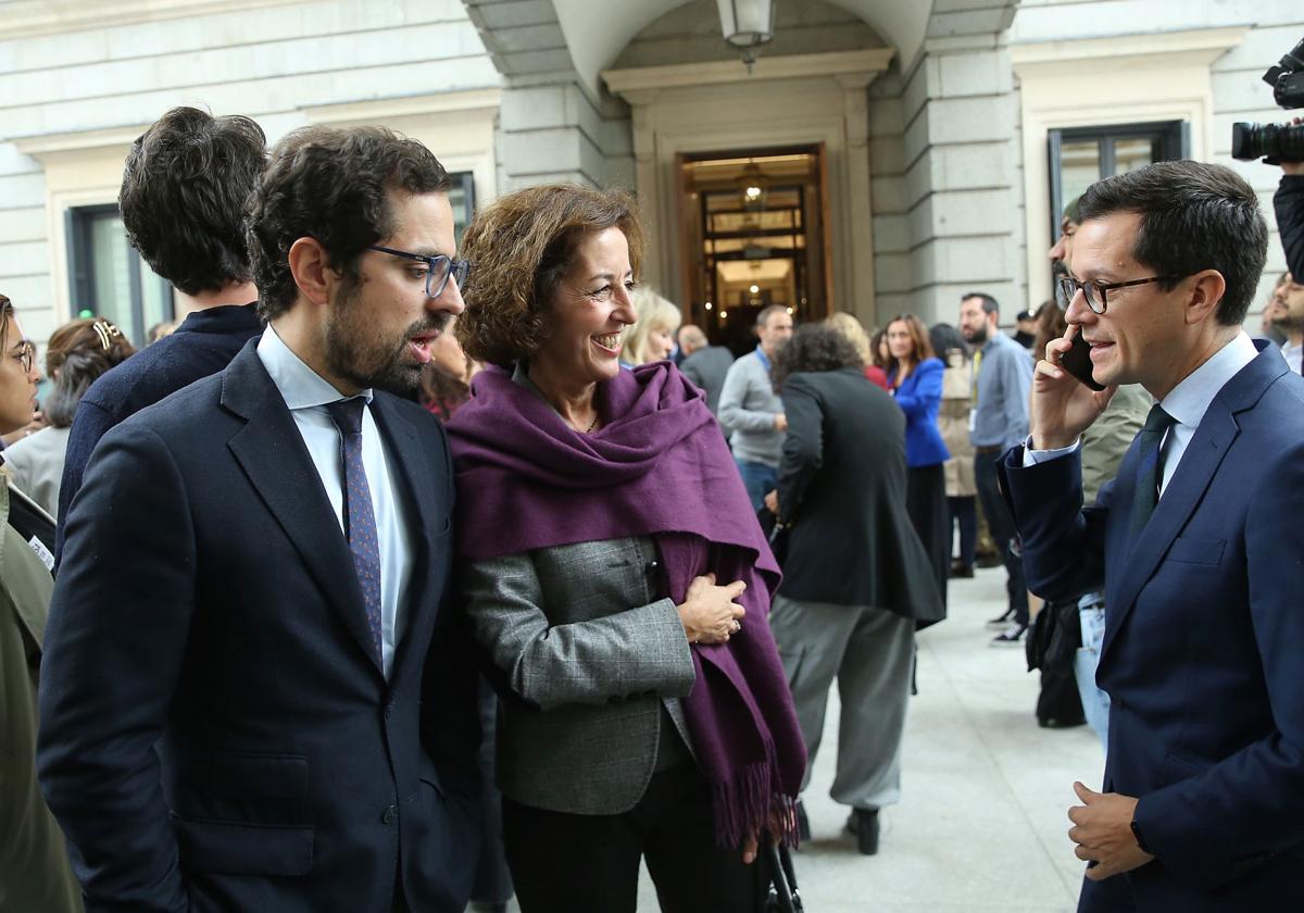 Eduardo Carazo, junto a Mercedes Cantalapiedra y Tomás Cabezón, el día de la constitución del Congreso en 2023.