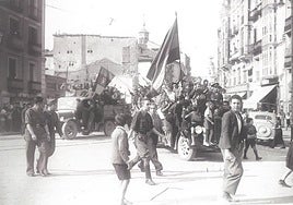 Calle Santiago, en el inicio de plaza de Zorrilla, en una fotografía del libro 'El verano detenido. Crónica visual de la Guerra Civil en Valladolid', de María José Velloso y Luis Posadas.