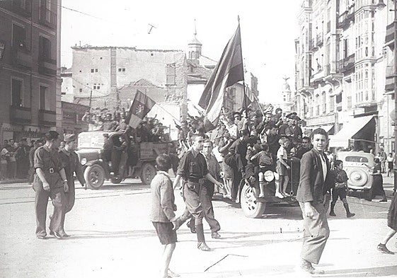 Calle Santiago, en el inicio de plaza de Zorrilla, en una fotografía del libro 'El verano detenido. Crónica visual de la Guerra Civil en Valladolid', de María José Velloso y Luis Posadas.