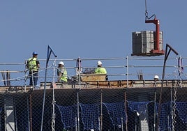 Trabajadores en una obra, en imagen de archivo.