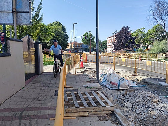 Obras del carril bici en el puente de la Tía Juliana, en el paseo de Juan Carlos I.