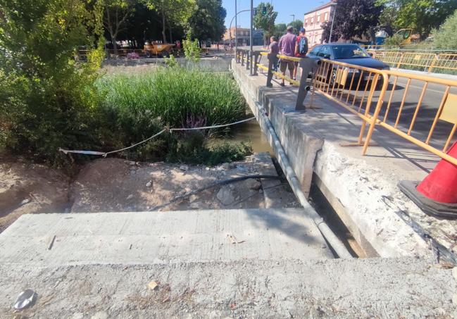 Una de las zapatas de hormigón sobre las que se colocará uno de los dos nuevos tableros para ampliar la acera y situar el carril bici.