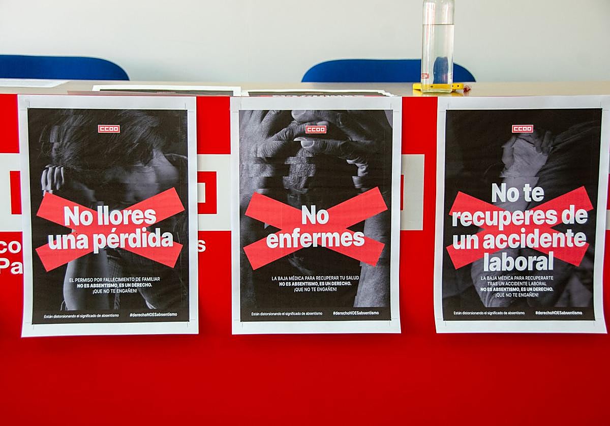 Carteles de la campaña para defender los derechos de los trabajadores, este martes en la sede de CC OO.